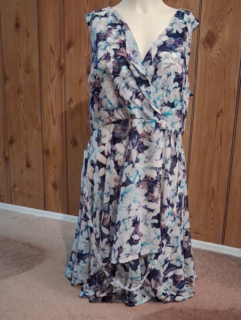 Simply Vera Vera Wang Floral V-Neck Midi Dress in Blue and White